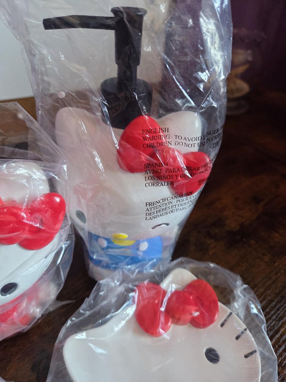 Hello Kitty Ceramic Figure Bathroom Set. - Picture 3 of 8